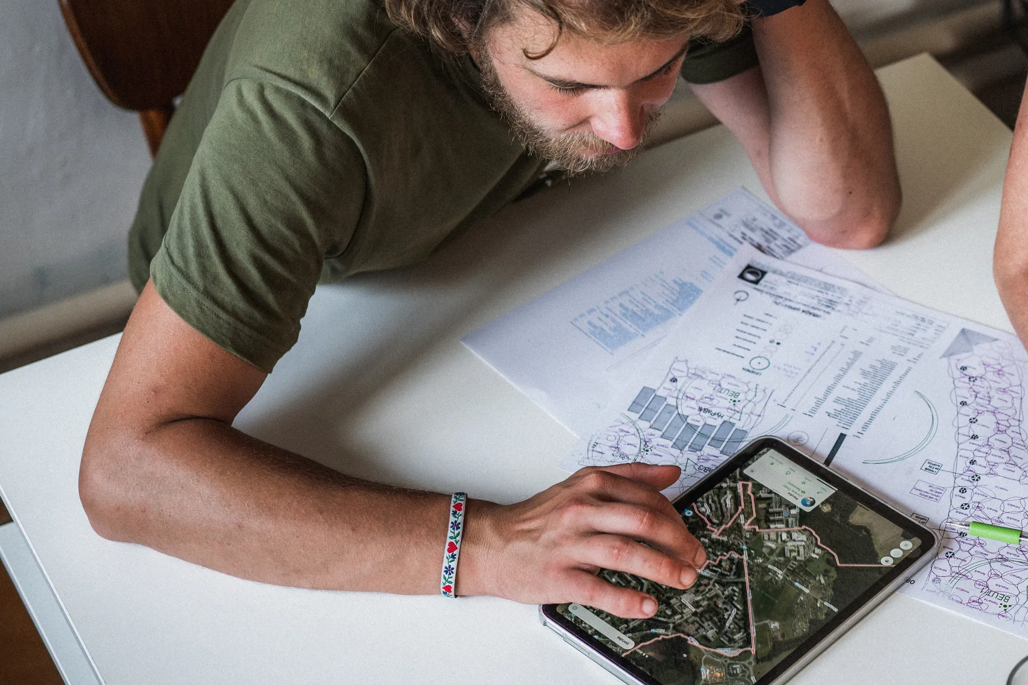 Michal Pytlík při práci na zahradním návrhu